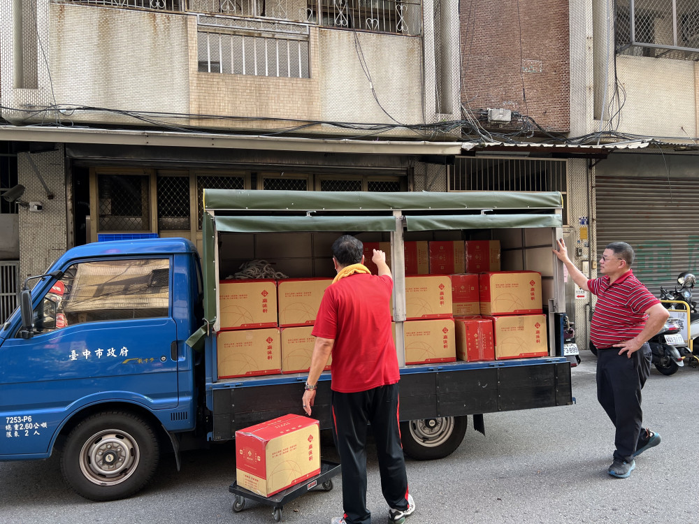 市府專車送達花蓮！台中在地企業嘉味軒捐贈6000片太陽餅獻暖 盧秀燕致謝讚義舉