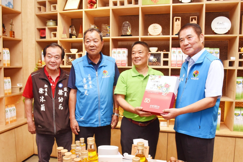 金椿茶油工坊50週年結合公益　苗栗縣長鍾東錦肯定好油好料理邁向國際