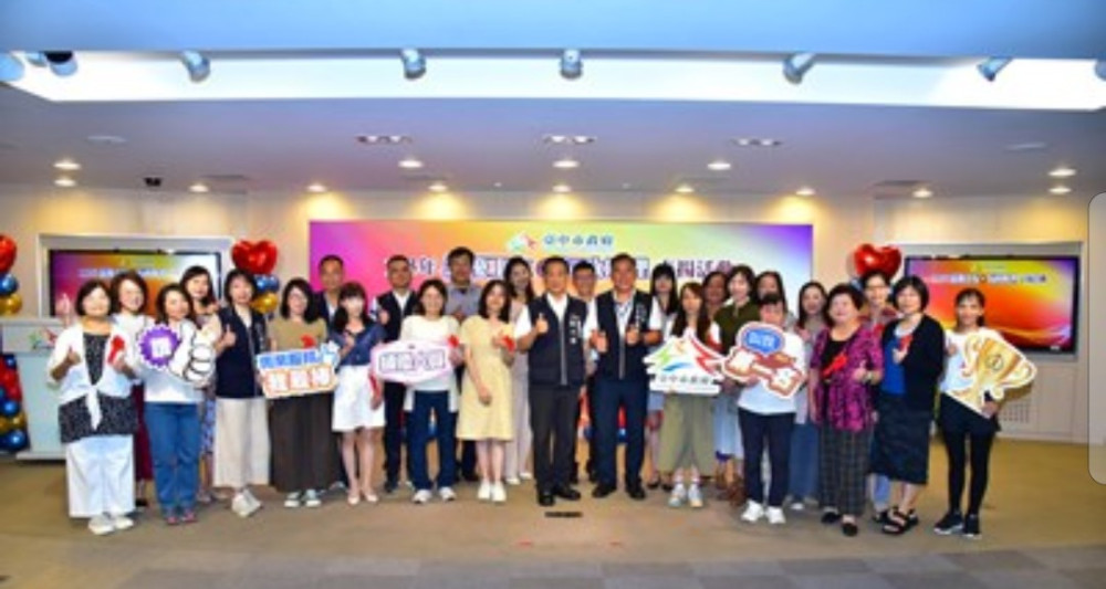 感謝基層工作夥伴 中市府表揚績優工友及行政助理 感謝基層工作夥伴 中市府表揚績優工友及行政助理