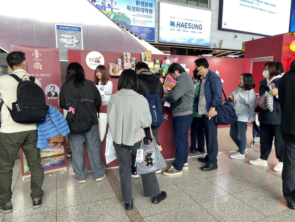 臺南觀光魅力亮相首爾火車站紅磚燈影傳遞台灣感性 臺南觀光魅力亮相首爾火車站紅磚燈影傳遞台灣感性