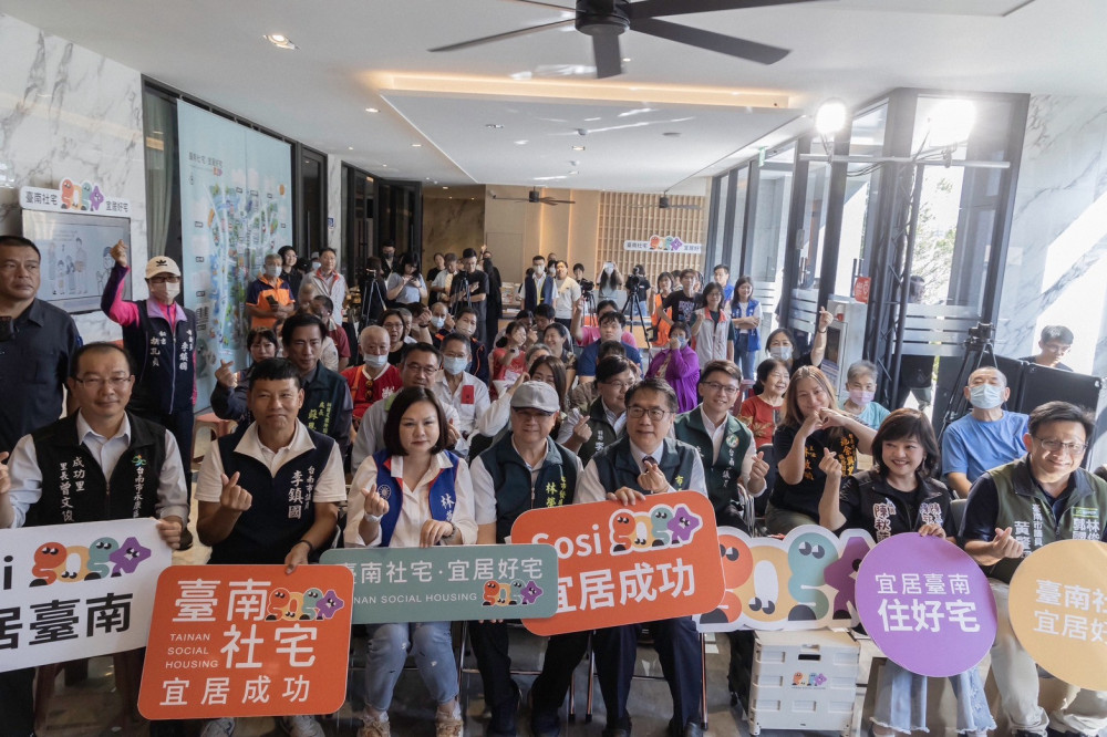 臺南「宜居成功社宅」舉行入住典禮 黃偉哲市長送賀禮盼市民安居 臺南「宜居成功社宅」舉行入住典禮 黃偉哲市長送賀禮盼市民安居