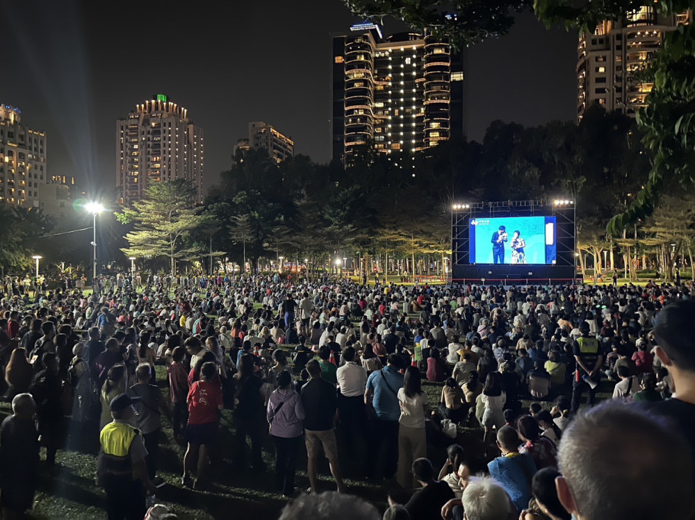 破6萬人次創紀錄！民眾擠爆會場同歡「台中Style」國慶   圓滿劇場座無虛席、轉播現場人潮洶湧