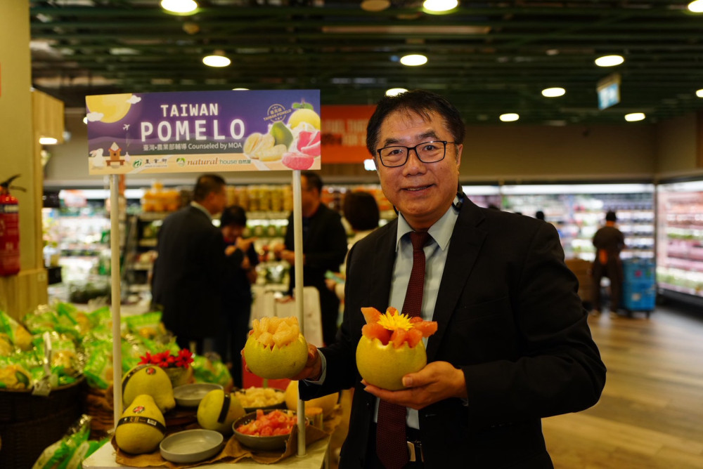 台南文旦登陸新加坡 台南市長黃偉哲親推「台灣好味」 頂級麻豆品種裝櫃前完售
