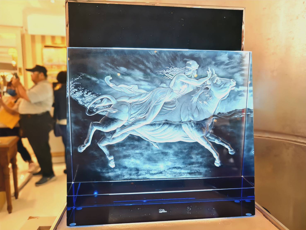 摩瑟水晶大師展高雄開幕　史沃博達《酒神與穀神》高雄首亮相