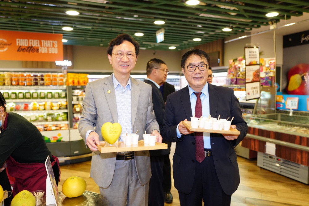 台南文旦登陸新加坡 台南市長黃偉哲親推「台灣好味」 頂級麻豆品種裝櫃前完售