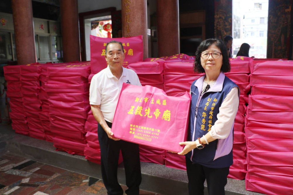 土城五穀先帝廟捐360箱物資及白米 大墓公響應愛心大平台捐10萬救難金
