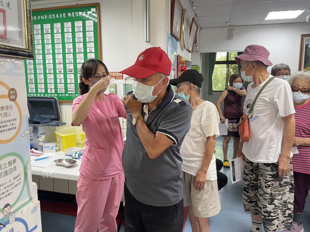 彰化榮家流感新冠疫苗接力接種  溫馨贈銀耳露守護長輩健康