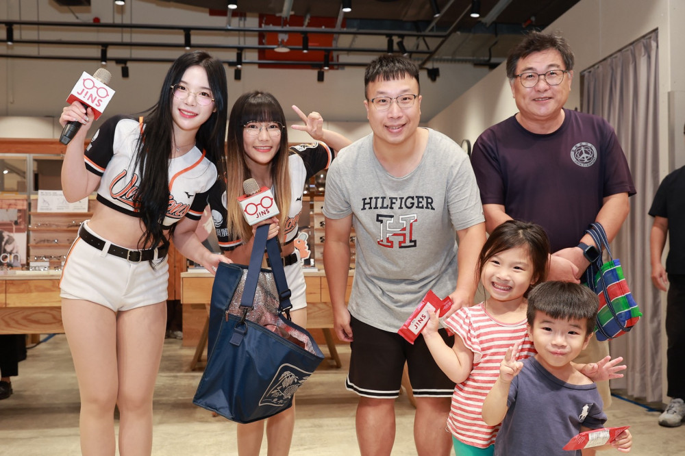 JINS 台南小北門店邀 Uni Girls Mimi、Yovia 任一日店長 獅迷嗨翻