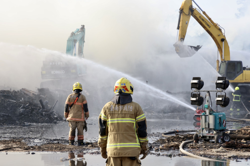 烏樹林暫置場火警可控！台南市政府現場說明 增 AI 與熱感監測防再發