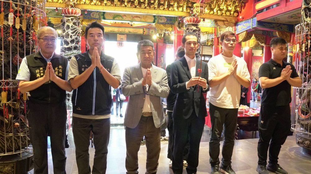 「雙媽會」應援！關鍵勝利有神助　樂天奪冠至慈護宮還願