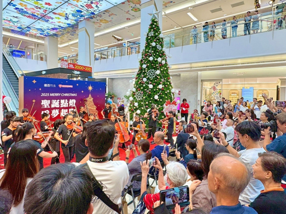 竹北遠百開箱7米高室內聖誕樹　璀璨燈光點亮冬夜迎接聖誕與新年到來