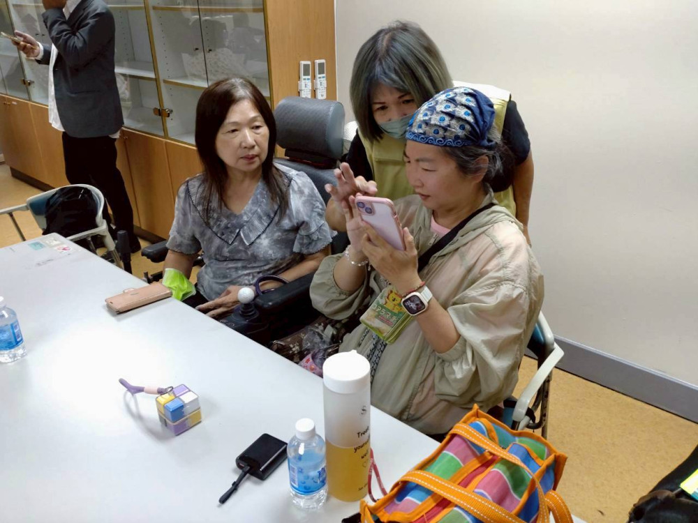 大臺南公車志工創新服務登場 陪伴長者與身障者學習智慧等車