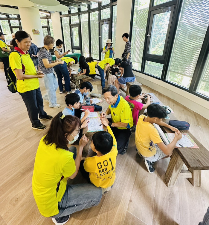 AI蟋蟀帶路！虎頭埤智慧眼鏡服務上線 口埤實小率先體驗