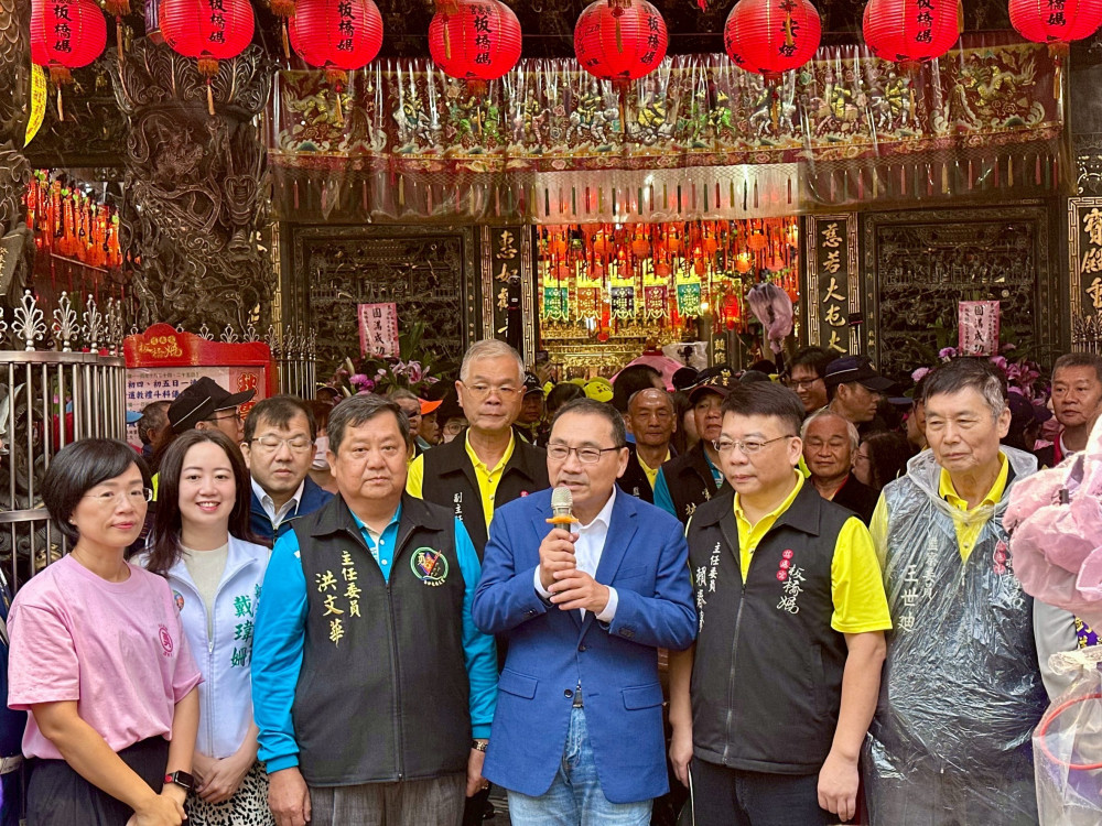 板橋慈惠宮與白沙屯拱天宮百年會香 侯友宜點燃起馬炮祈福平安