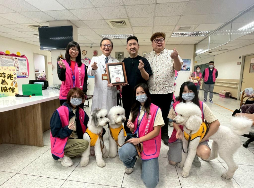 榮總南院驚現貴賓萌犬 大仁科大與長者共譜療癒時光