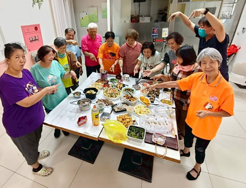 榮總南院樂活學苑從生命料理到魔術秀活力滿滿！締造銀髮新生活
