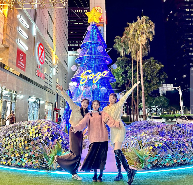 廣三SOGO極光聖誕樹浪漫登場 打造台中冬季最耀眼的新地標 即日起至2026/1/4