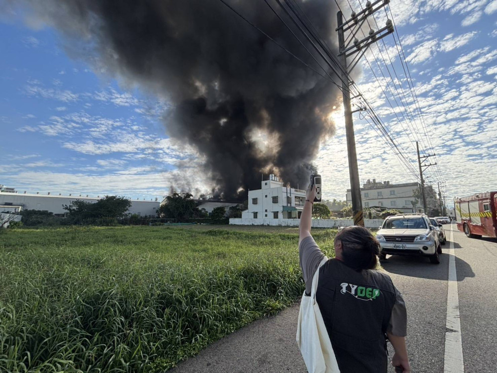 桃園蘆竹地下工廠大火釋放大量黑煙 環保局啟動空污緊急應變、最高併罰 2,000 萬元