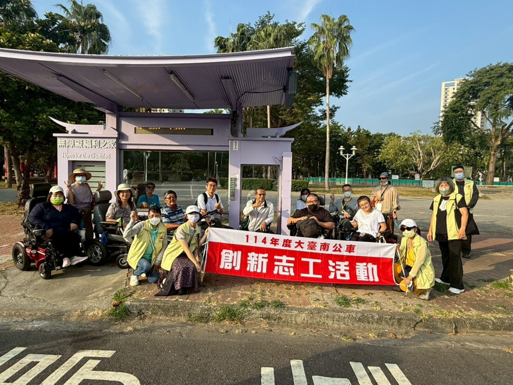 大臺南公車志工創新服務登場 陪伴長者與身障者學習智慧等車