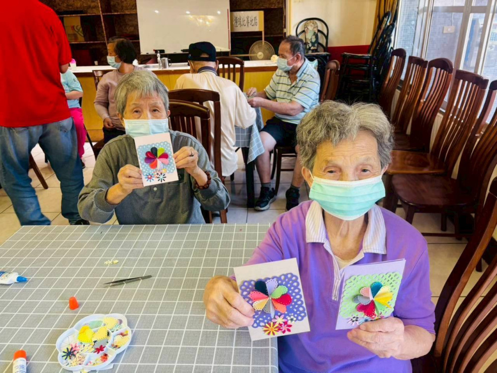 彰化榮家幸福手作花片卡 提升長輩交流互動