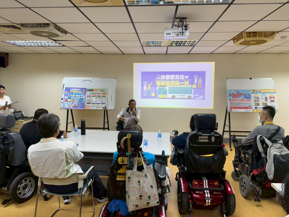 大臺南公車志工創新服務登場 陪伴長者與身障者學習智慧等車