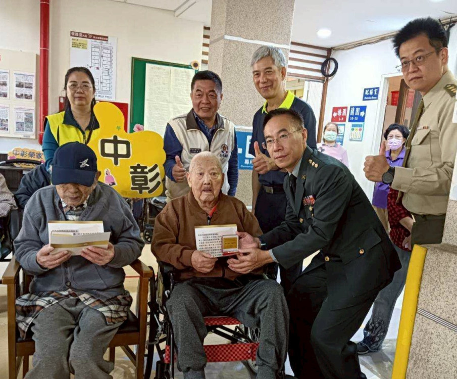 中彰榮家榮民英雄長輩獲頒抗戰勝利80週年紀念獎章