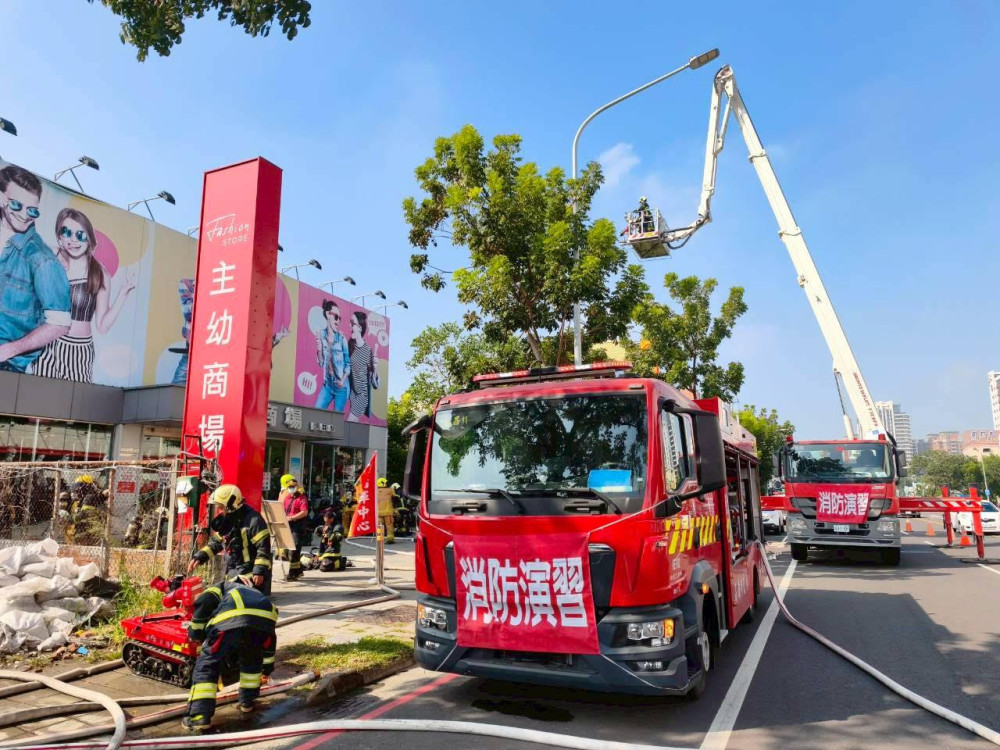 高市消防局第四大隊模擬商場火警 消防機器人實戰演練