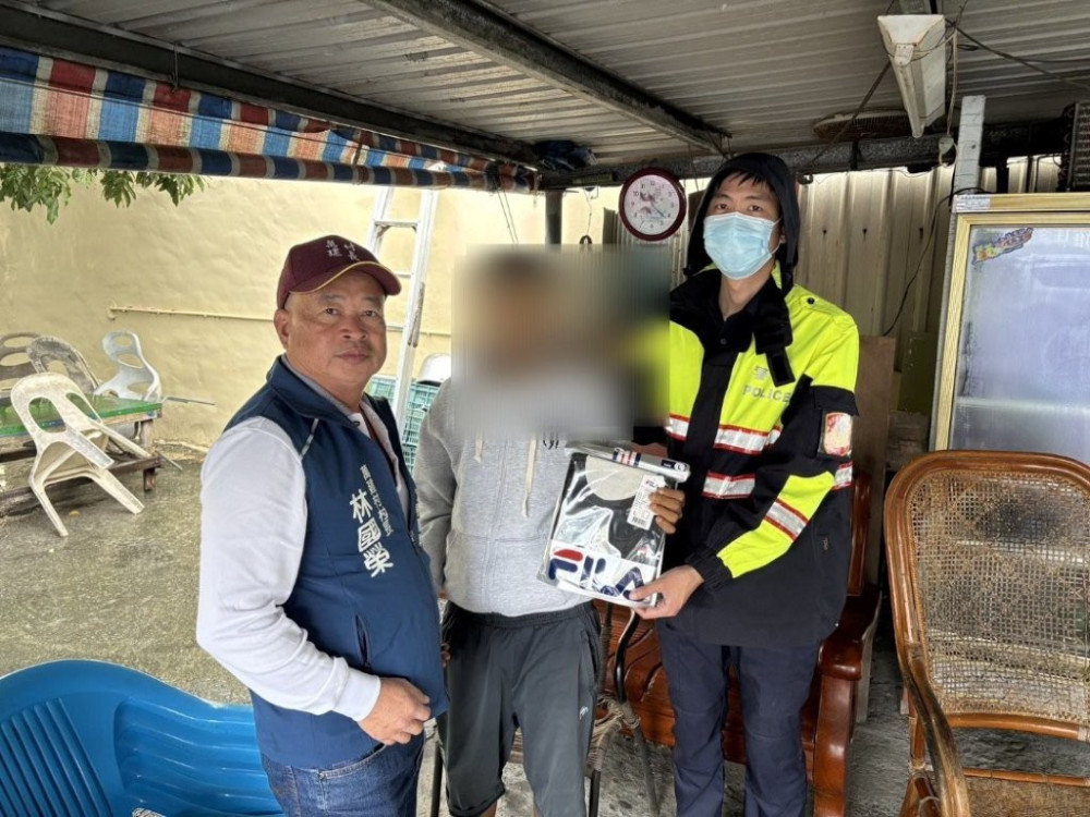 枋寮分局石光所寒冬送暖  攜手村長贈發熱衣關懷弱勢