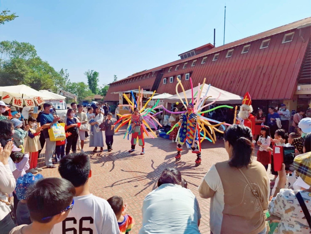 德元埤荷蘭村魔法節首日爆滿 親子寵物暢玩樂不思蜀