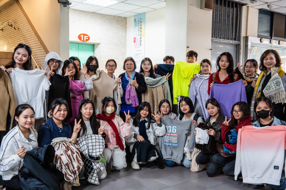 嘉藥粧品師生送暖 募冬衣助越生暖心過冬