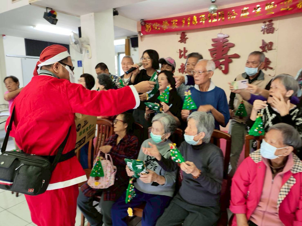 彰化榮家長輩巧手迎耶誕 創作專屬「毛線聖誕樹」
