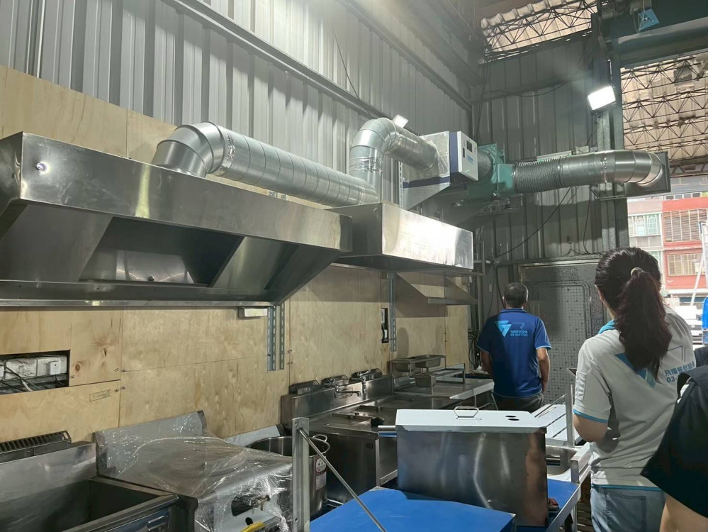 桃園油煙防制裝設率逾七成   環保局、餐飲工會與設備商合作推動食在淨煙再升級