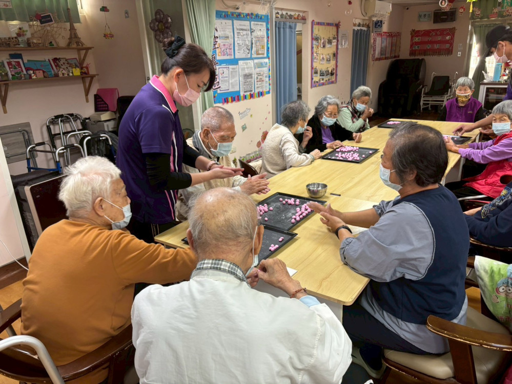 彰化榮家日照中心住民冬至搓湯圓呷甜甜 暖意上心頭