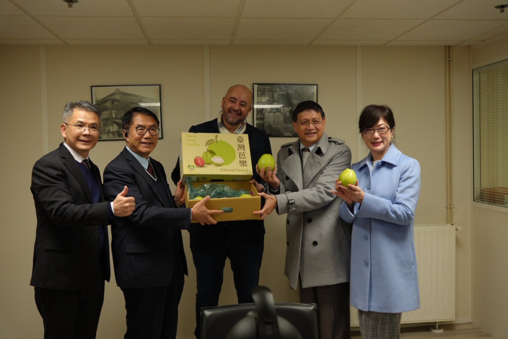 台南農產叩關歐洲！黃偉哲率團訪法 鳳梨芭樂首入法獲高度肯定