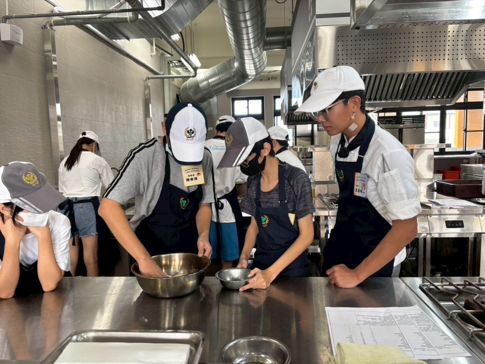 高餐大附中生當小老師  帶領弱勢國中生體驗料理第一堂課