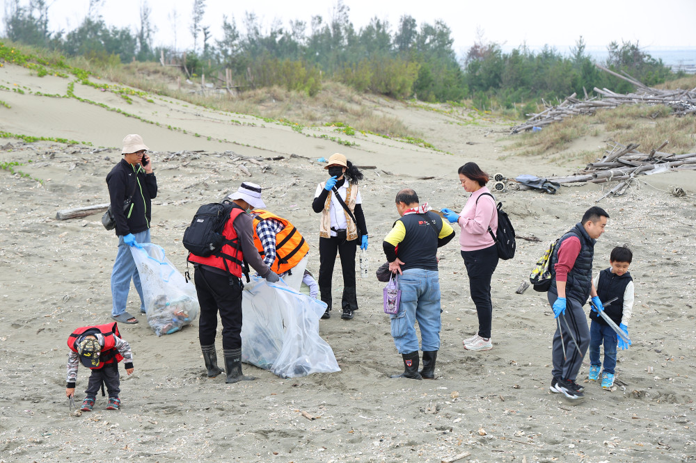 台南親子淨灘學經典 七股沙洲踐行敬天愛物