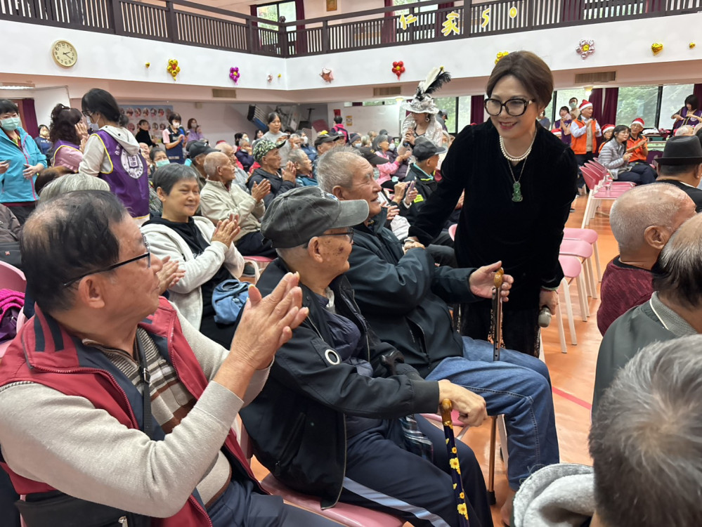 紫微公益和歸僑協會攜資深藝人獻唱 仁愛之家長輩陶醉往事迎耶誕