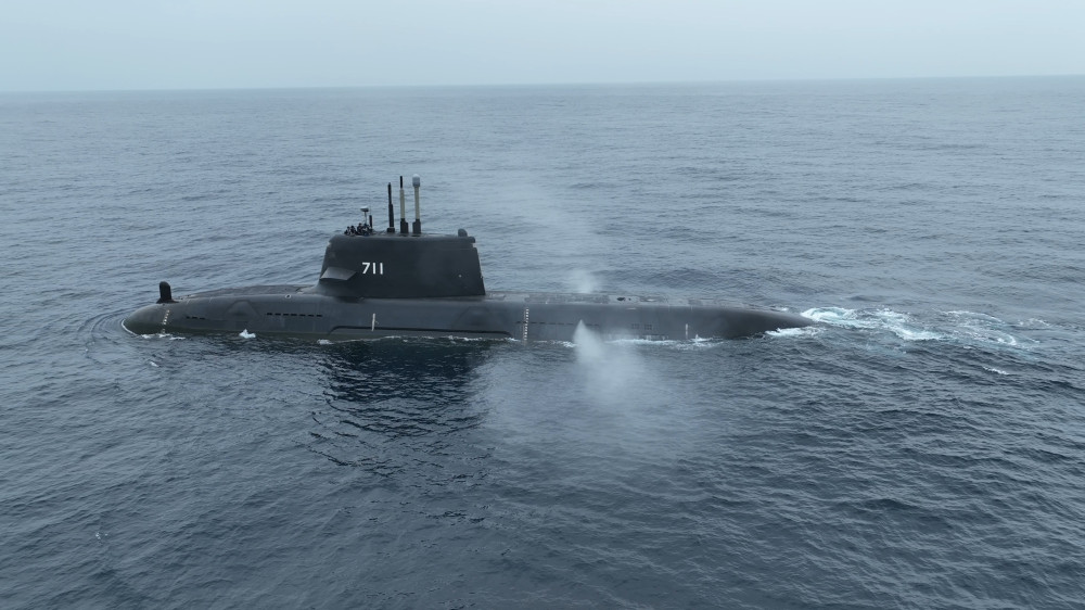 「海鯤軍艦」浮航海試後入塢調校整備