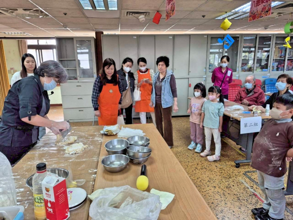 八德榮家烘焙社飄香　住民長輩與幼兒園學童共享手作烘培甜蜜滋味