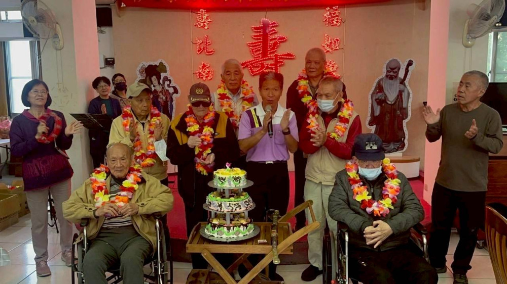 彰化榮家12月壽星暖心生日會 幸福佛音合唱團自創獻唱