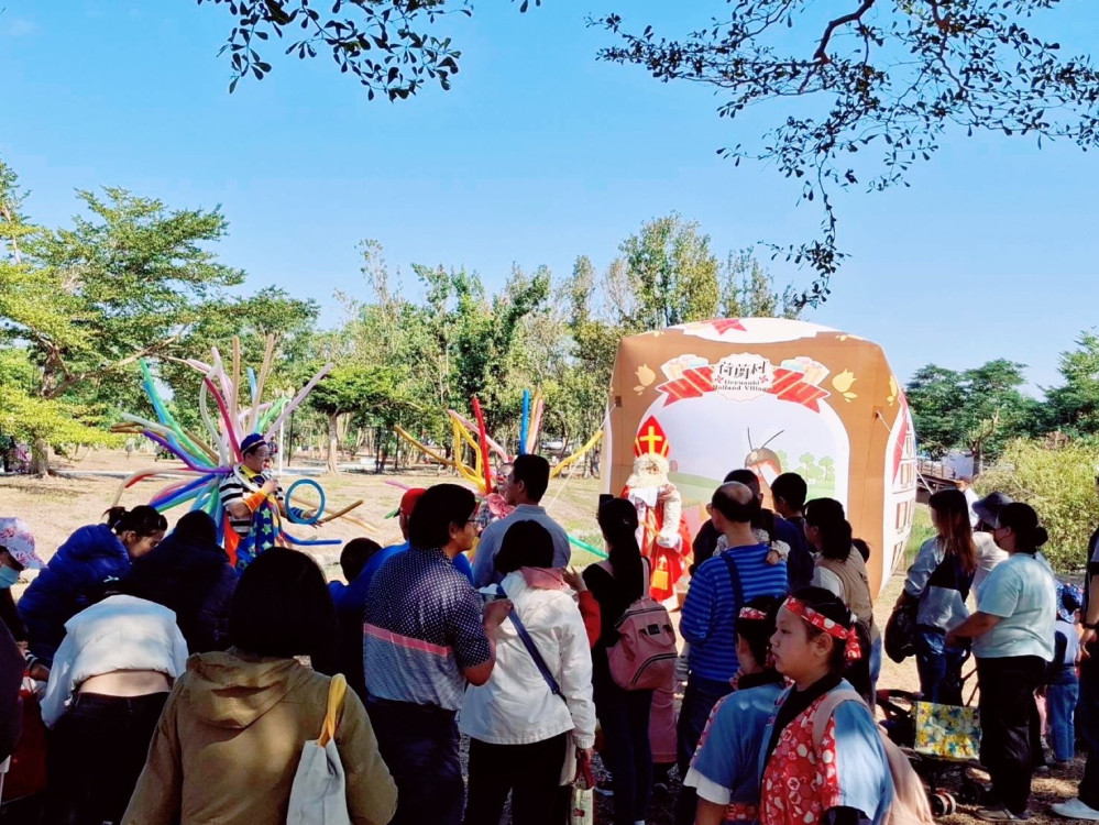 德元埤荷蘭村魔法節首日爆滿 親子寵物暢玩樂不思蜀