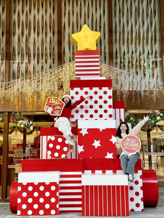 新竹大遠百巨型禮物盒陪你過聖誕 溫暖燈光與節慶主題色呈現節日氛圍
