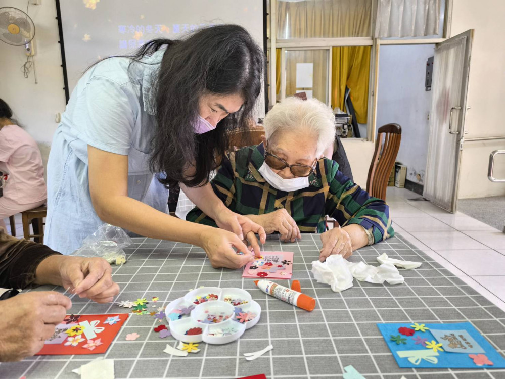 彰化榮家住民手作聖誕祝福禮盒花卡感受節慶