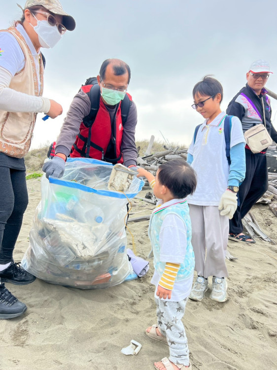 台南親子淨灘學經典 七股沙洲踐行敬天愛物