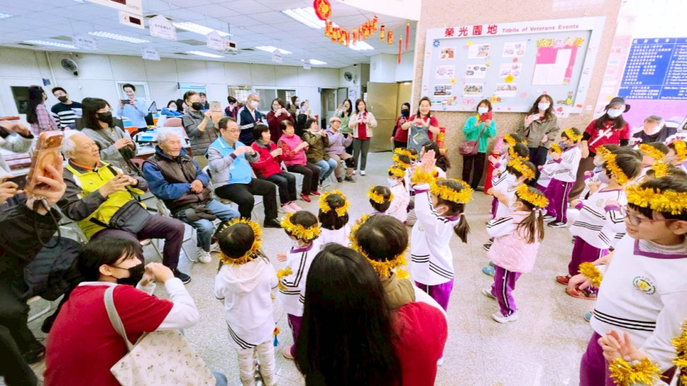 新竹榮服處喜氣洋洋　清大附小幼兒園歡樂拜年童心傳愛榮民(眷)長輩