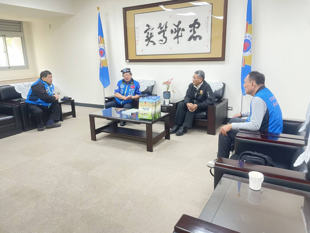 空軍航空技術學院校友總會搶頭香賀胡思湘履新 贈書敘袍澤情