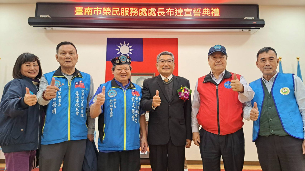 空軍航空技術學院校友總會搶頭香賀胡思湘履新 贈書敘袍澤情