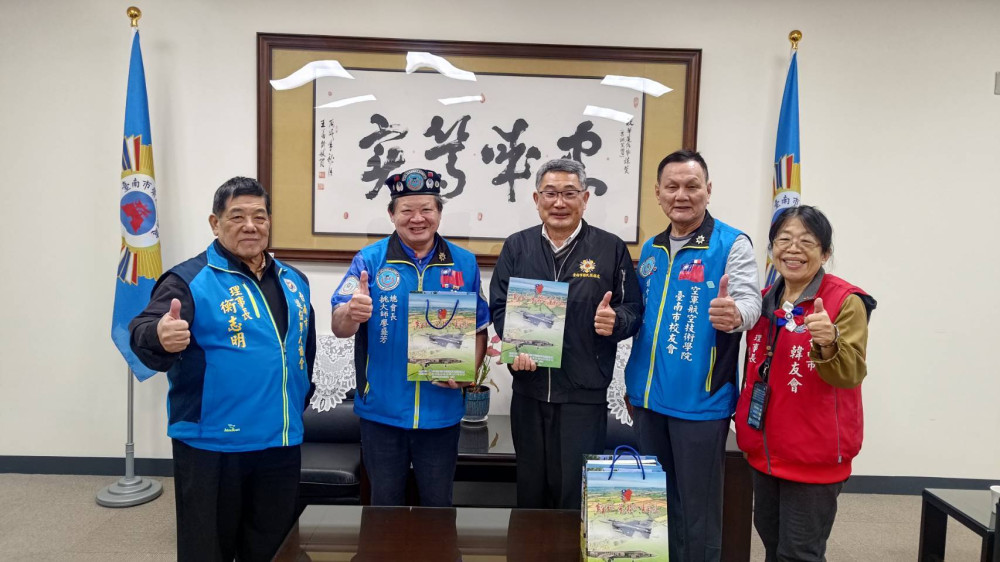 空軍航空技術學院校友總會搶頭香賀胡思湘履新 贈書敘袍澤情