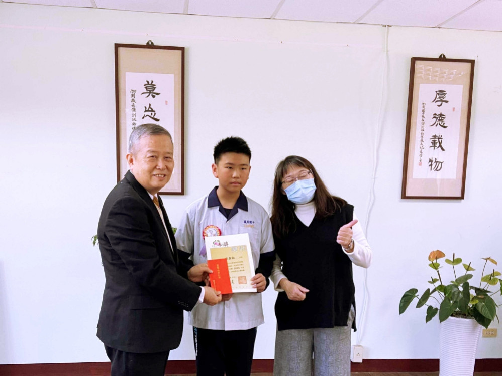 新竹地區11位學子獲靈鷲山普仁獎表揚　曾品叡發揮大愛捐出獎學金