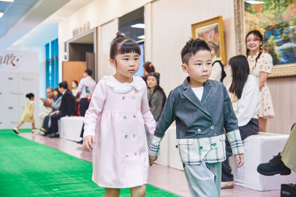 中山附醫早產兒回娘家  38位「小腳丫勇士」首創品牌童裝時裝秀